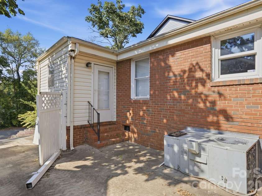 1009 Spruce Street, Charlotte, NC 28203.  MLS# CAR4426133, YatesRealty ID 51526. 