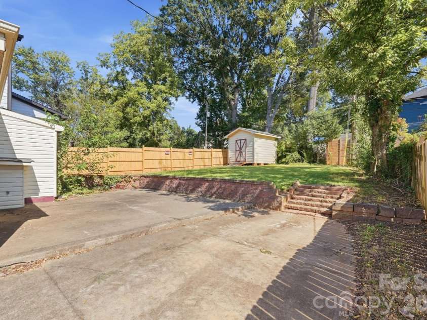 1009 Spruce Street, Charlotte, NC 28203.  MLS# CAR4426133, YatesRealty ID 51526. 