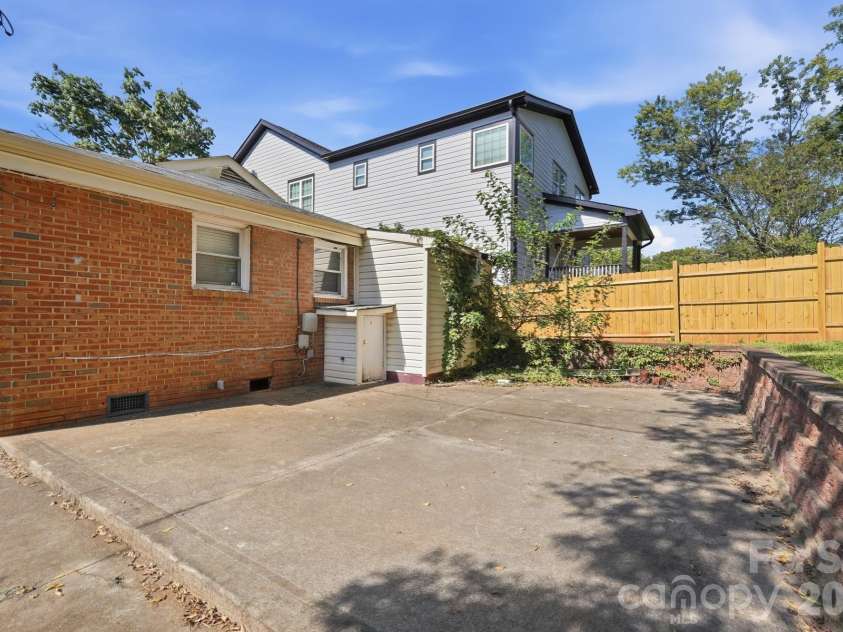1009 Spruce Street, Charlotte, NC 28203.  MLS# CAR4426133, YatesRealty ID 51526. 
