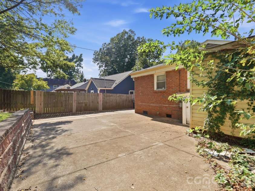 1009 Spruce Street, Charlotte, NC 28203.  MLS# CAR4426133, YatesRealty ID 51526. 