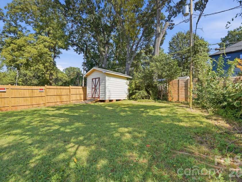 1009 Spruce Street, Charlotte, NC 28203.  MLS# CAR4426133, YatesRealty ID 51526. 