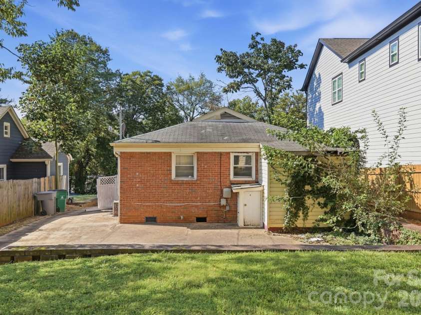 1009 Spruce Street, Charlotte, NC 28203.  MLS# CAR4426133, YatesRealty ID 51526. 