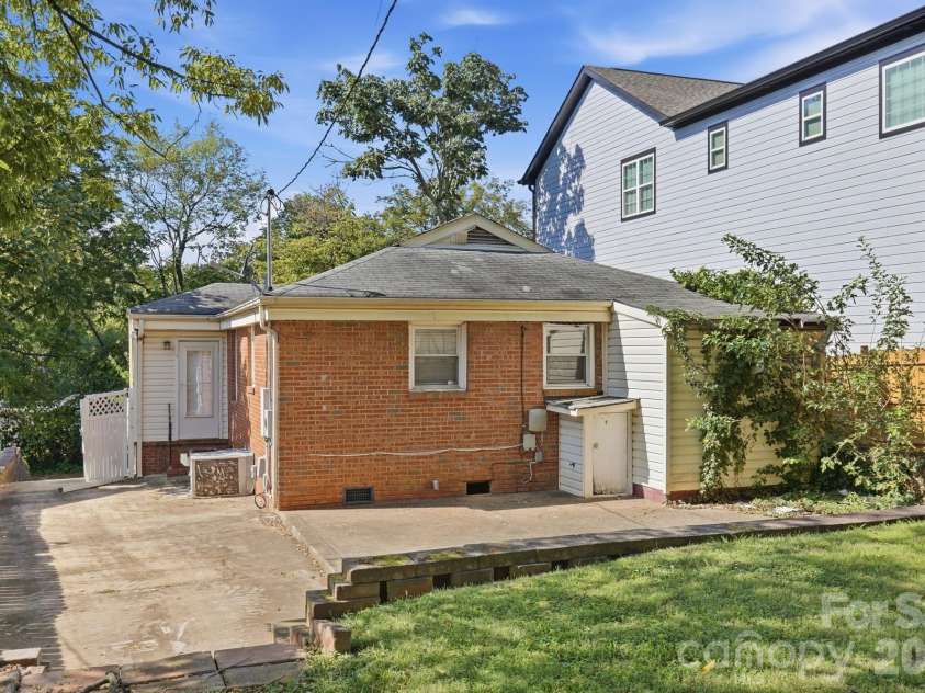 1009 Spruce Street, Charlotte, NC 28203.  MLS# CAR4426133, YatesRealty ID 51526. 