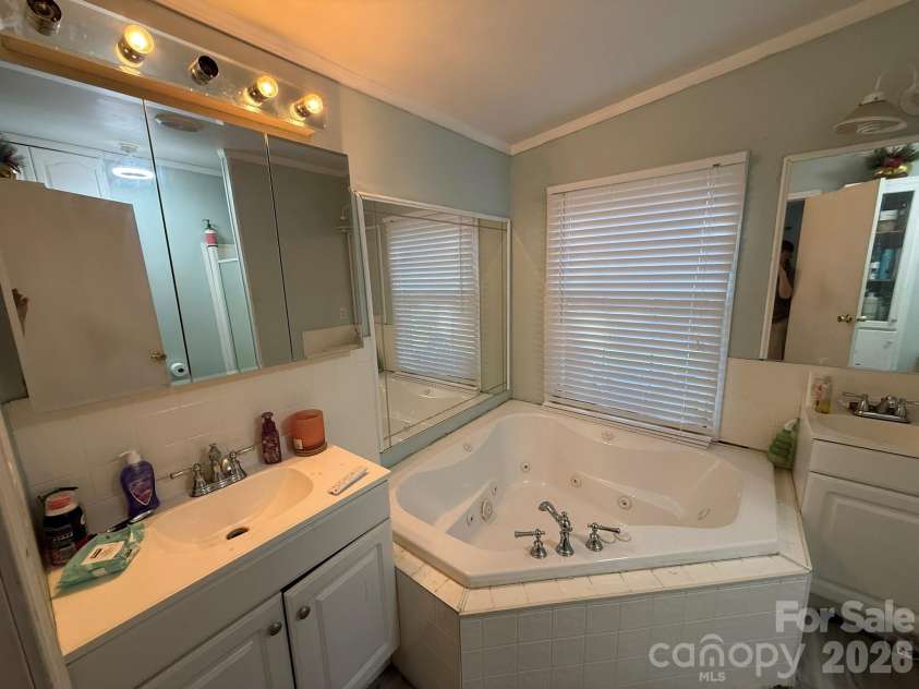907 Epley Drive, Marion, NC 28752.  MLS# CAR4424716, YatesRealty ID 51528. Primary bath