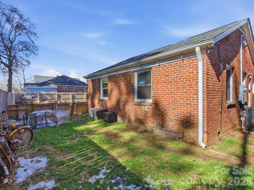1810 Marguerite Avenue, Charlotte, NC 28205.  MLS# CAR4337583, YatesRealty ID 5153. 