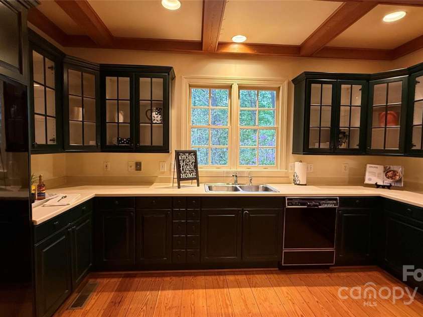 3011 Lakewood Edge Drive, Charlotte, NC 28269.  MLS# CAR4243310, YatesRealty ID 5153. 