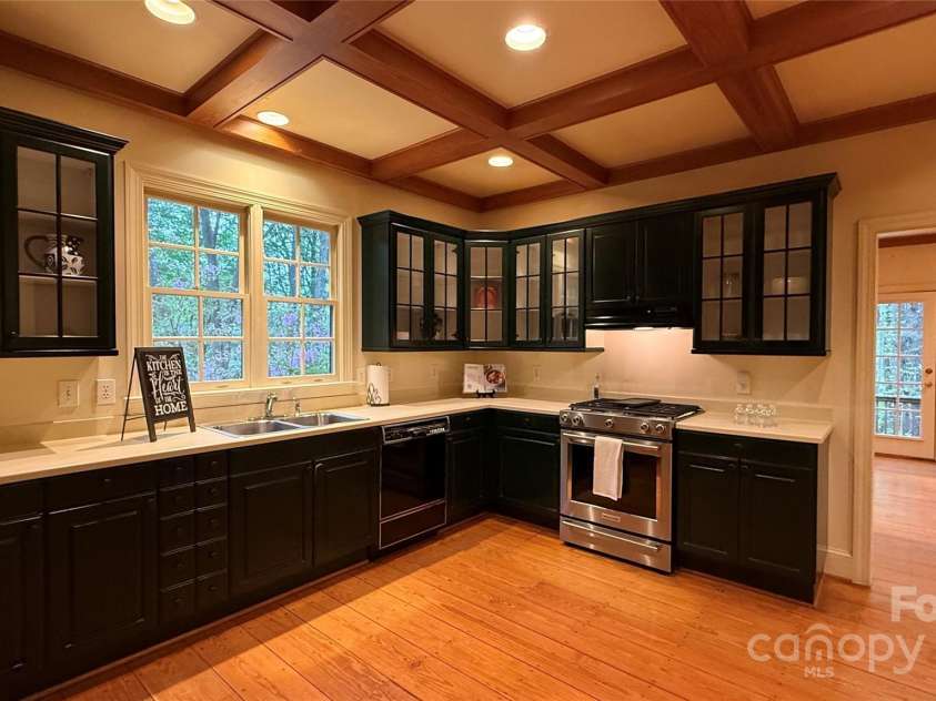 3011 Lakewood Edge Drive, Charlotte, NC 28269.  MLS# CAR4243310, YatesRealty ID 5153. 