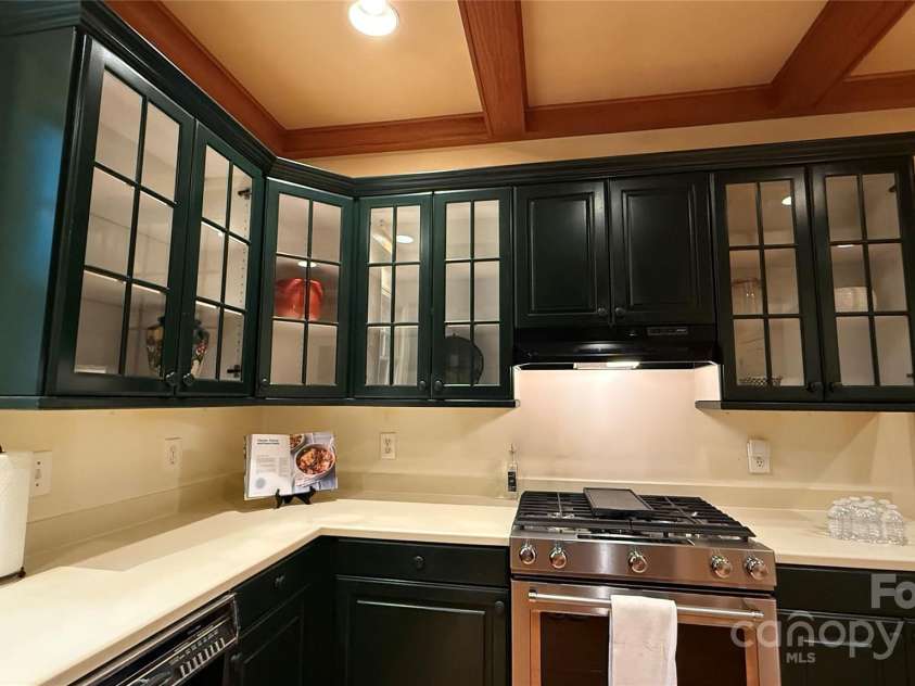 3011 Lakewood Edge Drive, Charlotte, NC 28269.  MLS# CAR4243310, YatesRealty ID 5153. 