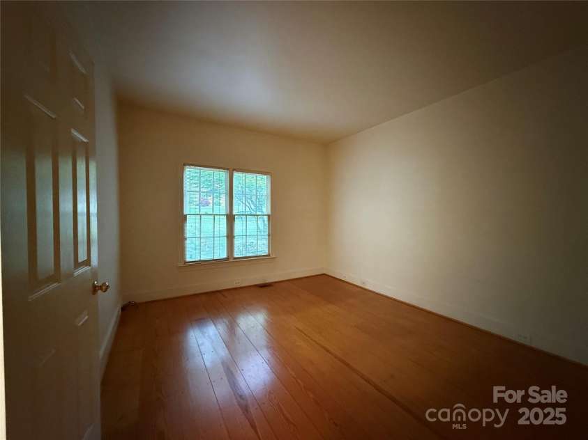 3011 Lakewood Edge Drive, Charlotte, NC 28269.  MLS# CAR4243310, YatesRealty ID 5153. 