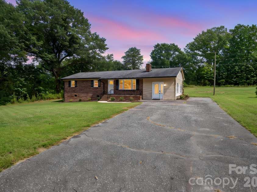 1081 Redleaf Trail, Lincolnton, NC 28092.  MLS# CAR4424595, YatesRealty ID 51531. 