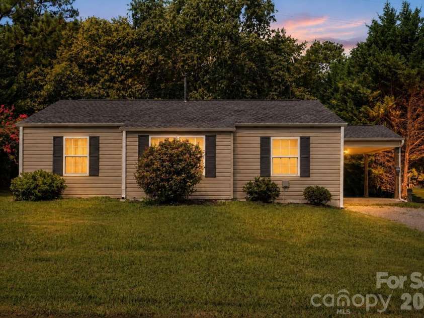 1037 Cherokee Avenue, Rock Hill, SC 29732.  MLS# CAR4408050, YatesRealty ID 51539. 