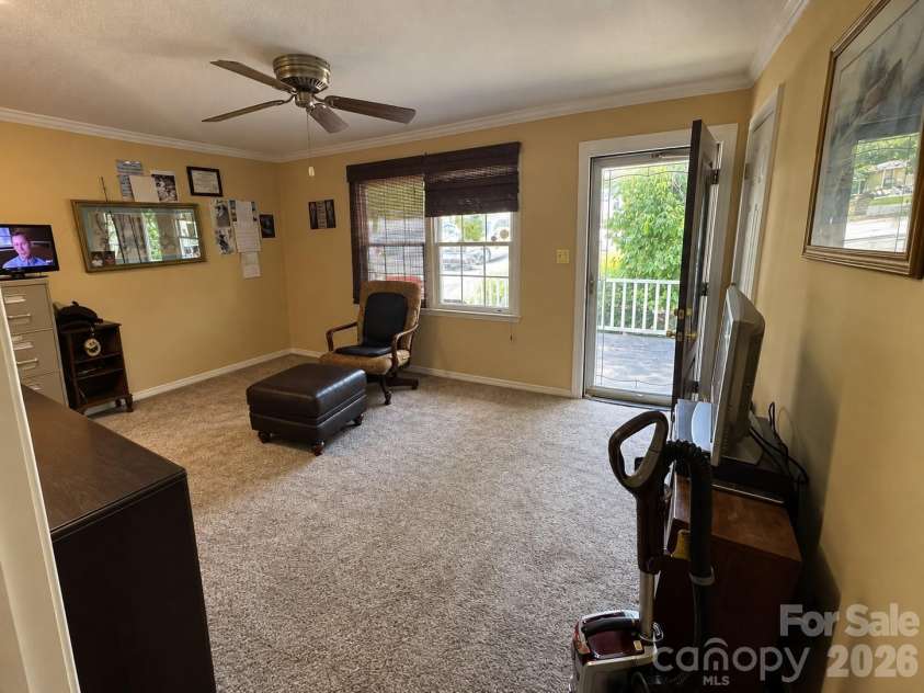 4711 Summit Avenue, Greensboro, NC 27405.  MLS# CAR4425186, YatesRealty ID 51545. Daylight Living Room