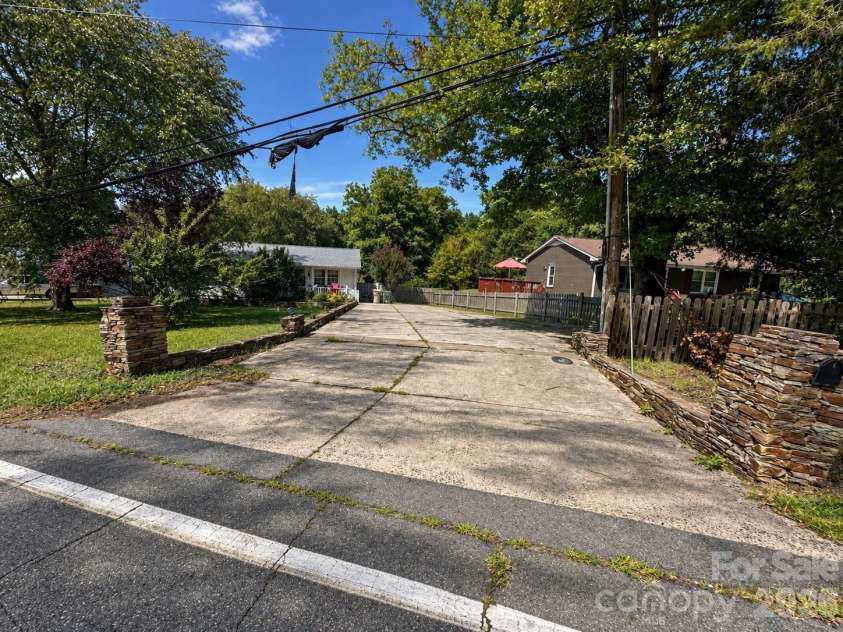 4711 Summit Avenue, Greensboro, NC 27405.  MLS# CAR4425186, YatesRealty ID 51545. Driveway with Stone Borders