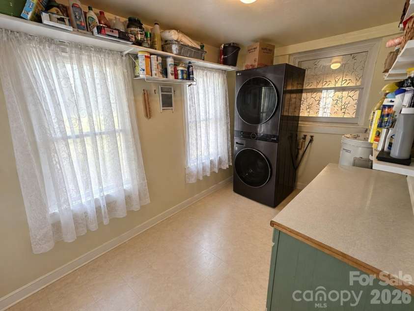 4711 Summit Avenue, Greensboro, NC 27405.  MLS# CAR4425186, YatesRealty ID 51545. Laundry Utility Room