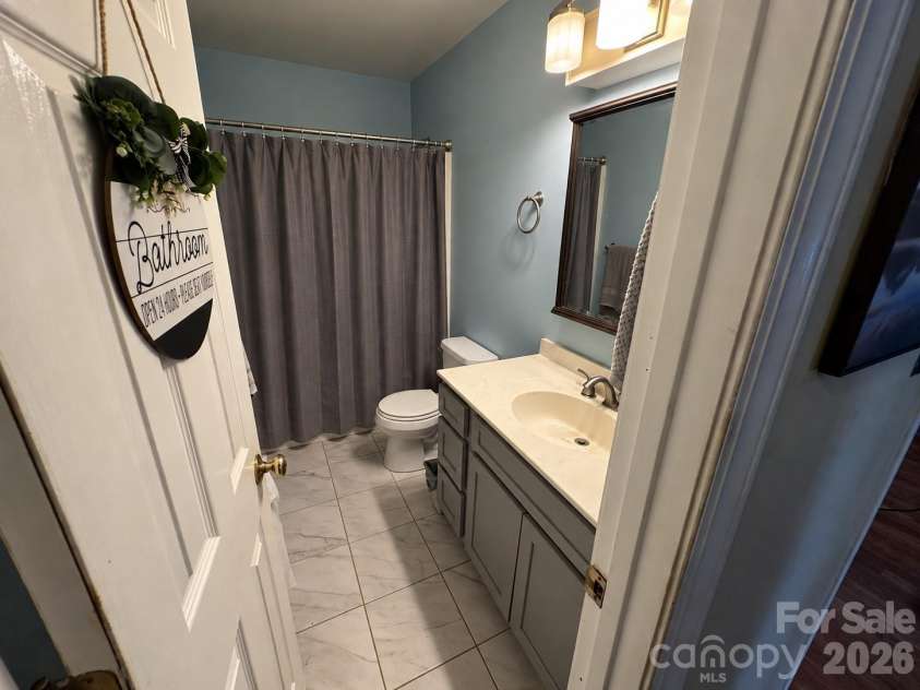 4711 Summit Avenue, Greensboro, NC 27405.  MLS# CAR4425186, YatesRealty ID 51545. Modern Bathroom