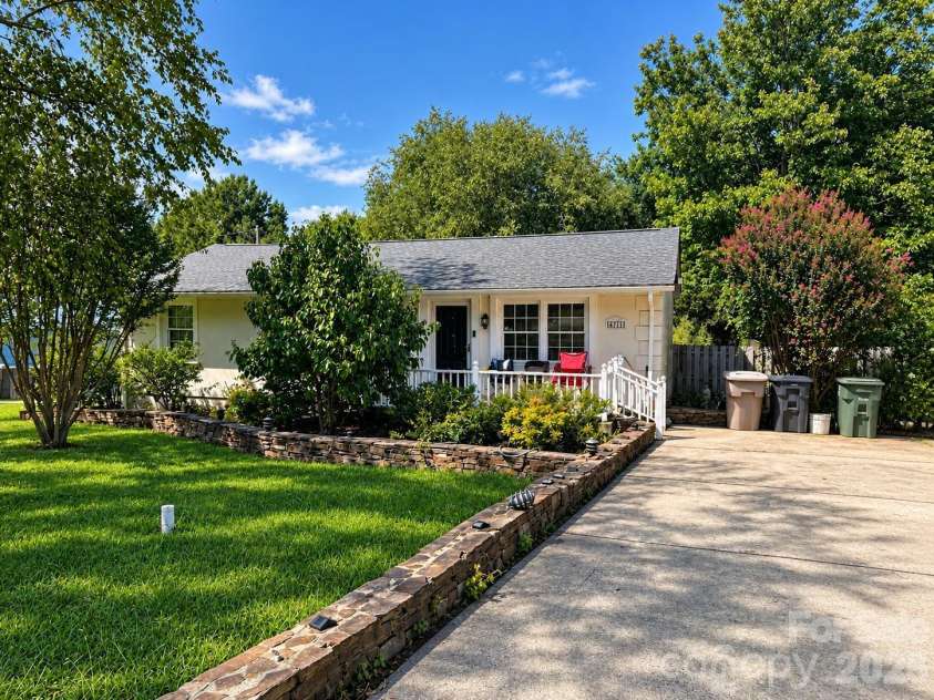 4711 Summit Avenue, Greensboro, NC 27405.  MLS# CAR4425186, YatesRealty ID 51545. Ranch Home with Lush Landscaping