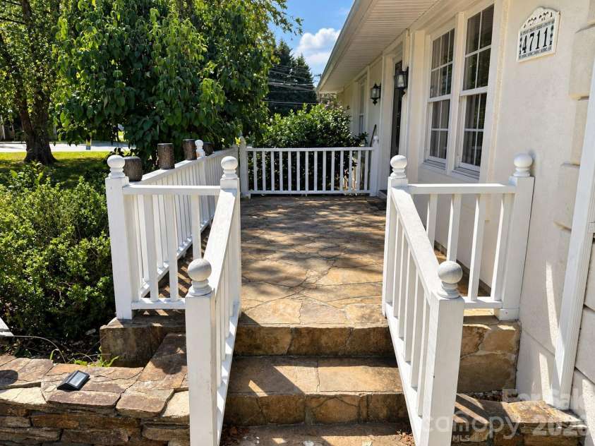 4711 Summit Avenue, Greensboro, NC 27405.  MLS# CAR4425186, YatesRealty ID 51545. Stone Porch Entry