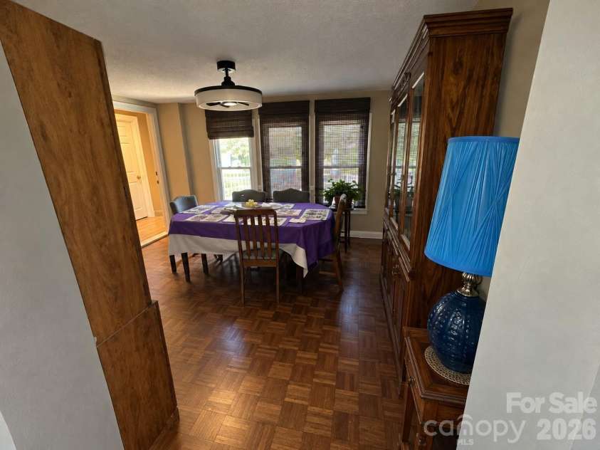 4711 Summit Avenue, Greensboro, NC 27405.  MLS# CAR4425186, YatesRealty ID 51545. Warm Dining Room