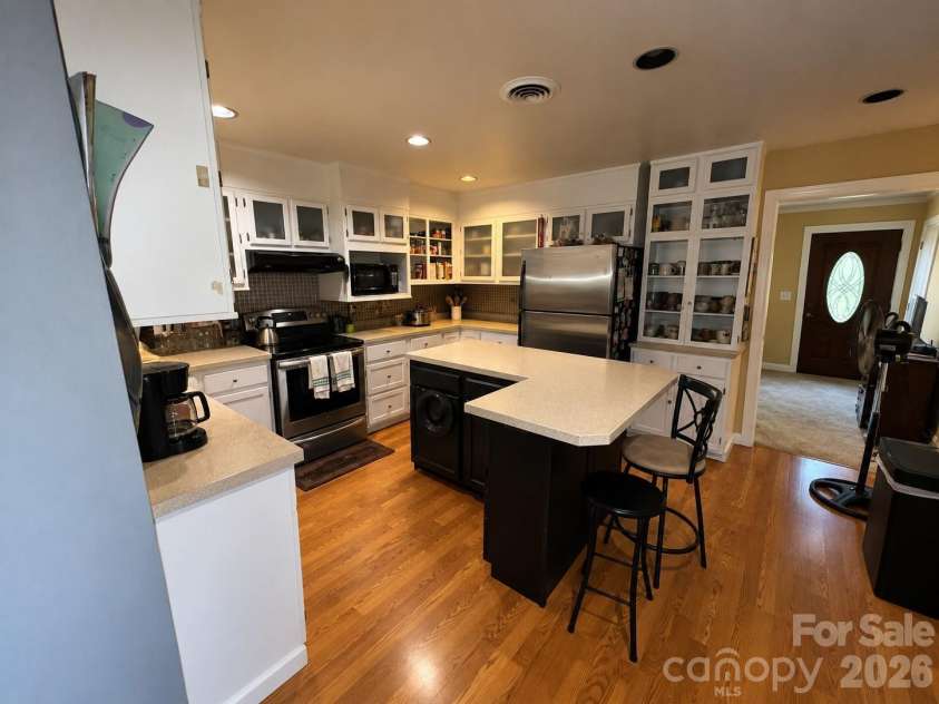 4711 Summit Avenue, Greensboro, NC 27405.  MLS# CAR4425186, YatesRealty ID 51545. Warm Kitchen and Entryway