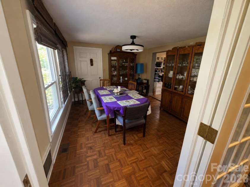 4711 Summit Avenue, Greensboro, NC 27405.  MLS# CAR4425186, YatesRealty ID 51545. Warmly Traditional Dining Room