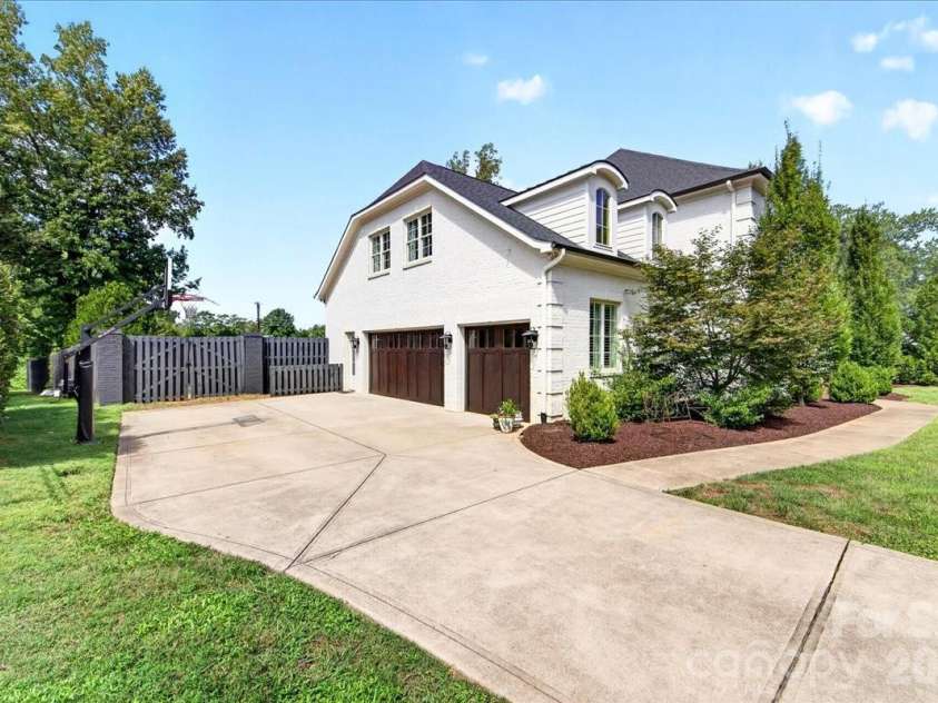 610 Lansdowne Road, Charlotte, NC 28270.  MLS# CAR4425224, YatesRealty ID 51548. 