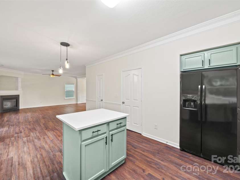 3725 Catawba Creek Drive, Gastonia, NC 28056.  MLS# CAR4240950, YatesRealty ID 5155. Center island provides additional counter space.