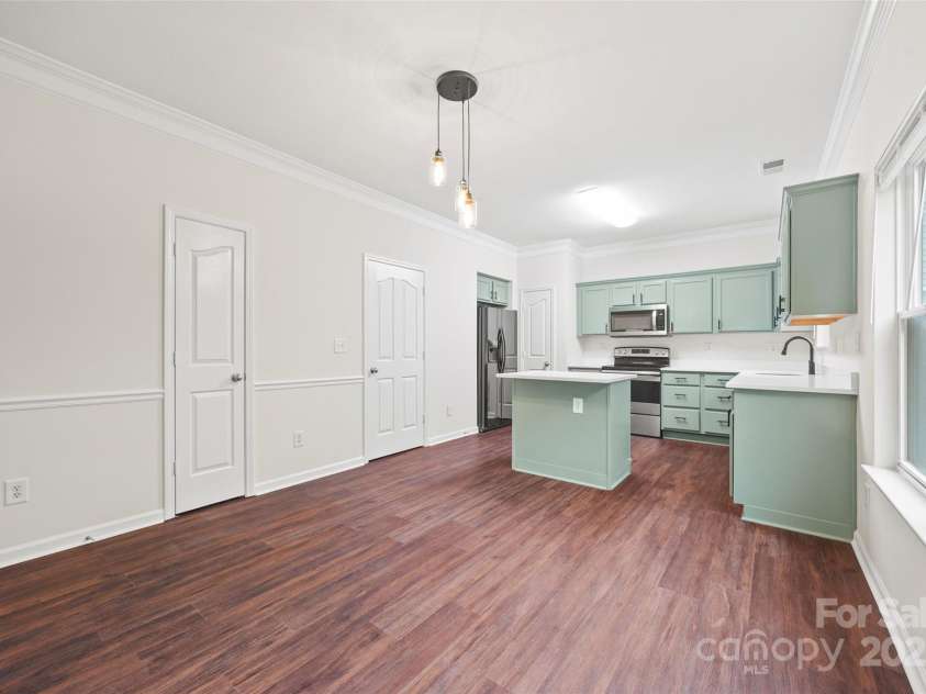 3725 Catawba Creek Drive, Gastonia, NC 28056.  MLS# CAR4240950, YatesRealty ID 5155. Large kitchen with dining area.