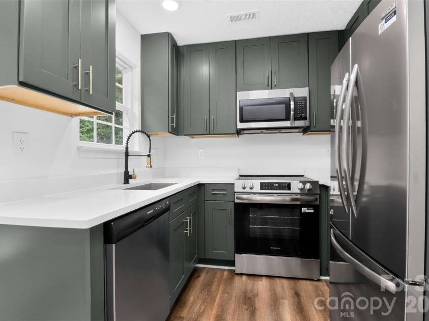 3024 Westwinds Court, Charlotte, NC 28214.  MLS# CAR4425164, YatesRealty ID 51550. 