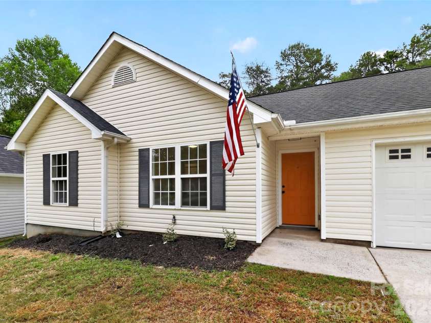 3024 Westwinds Court, Charlotte, NC 28214.  MLS# CAR4425164, YatesRealty ID 51550. Come in!