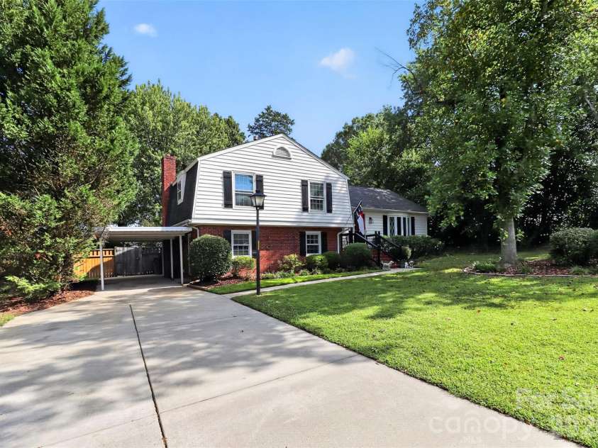 10743 Osprey Drive, Charlotte, NC 28226.  MLS# CAR4425593, YatesRealty ID 51555. 