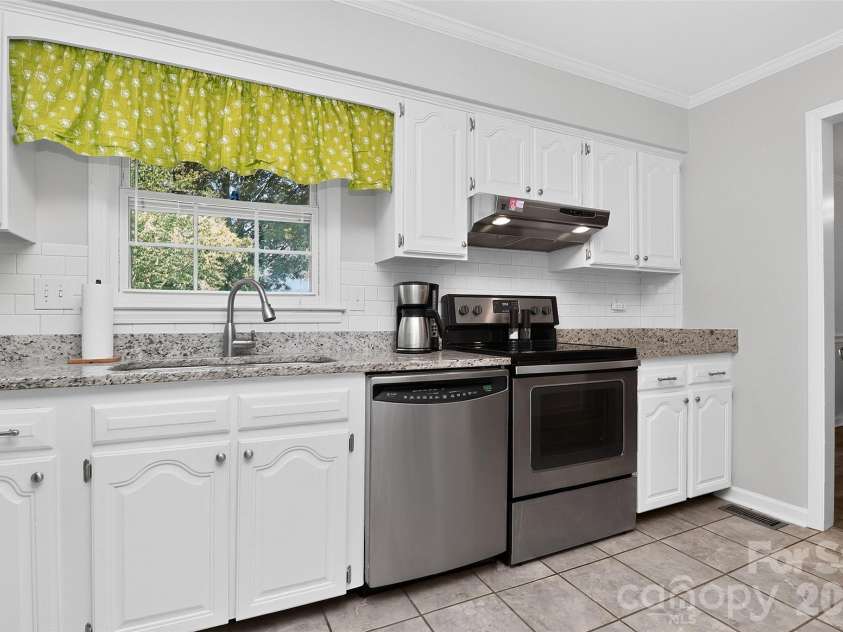 10743 Osprey Drive, Charlotte, NC 28226.  MLS# CAR4425593, YatesRealty ID 51555. 