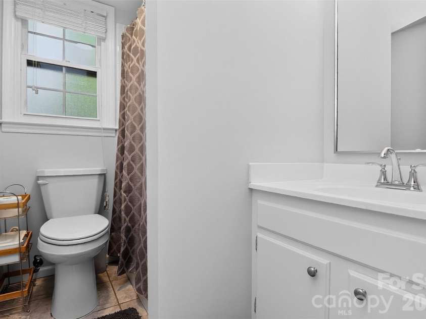 10743 Osprey Drive, Charlotte, NC 28226.  MLS# CAR4425593, YatesRealty ID 51555. Full bathroom on lower level.