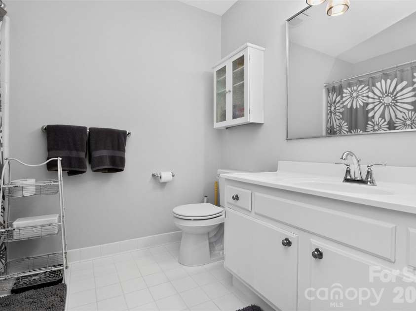 10743 Osprey Drive, Charlotte, NC 28226.  MLS# CAR4425593, YatesRealty ID 51555. Full hallway bathroom on upper level.