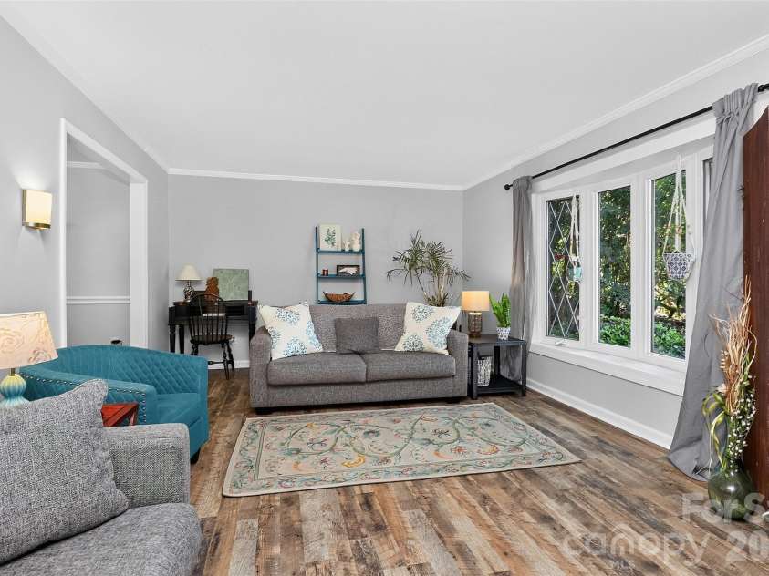 10743 Osprey Drive, Charlotte, NC 28226.  MLS# CAR4425593, YatesRealty ID 51555. Living room on main level.