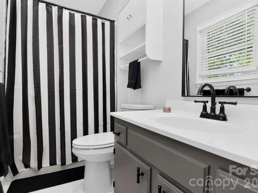 10743 Osprey Drive, Charlotte, NC 28226.  MLS# CAR4425593, YatesRealty ID 51555. Primary Bathroom, adjoining.