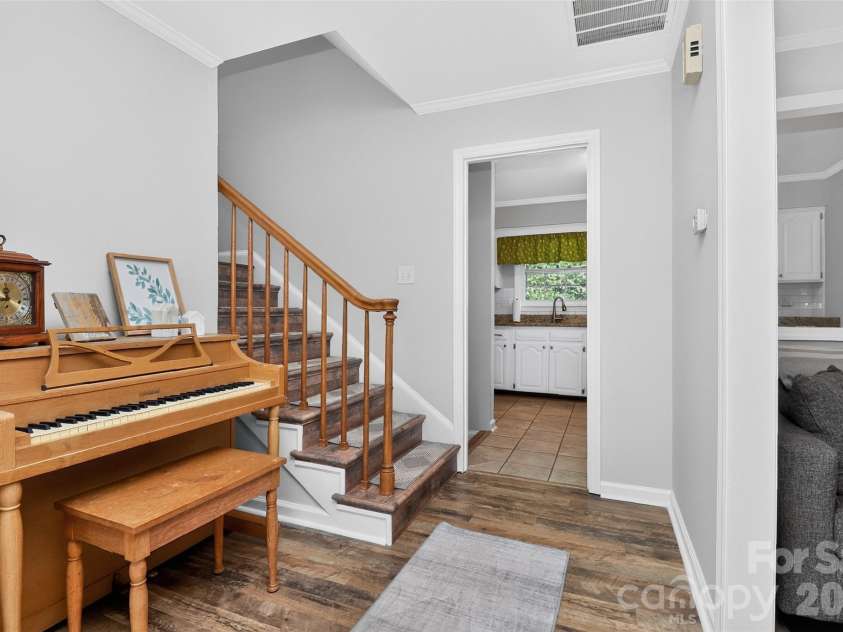10743 Osprey Drive, Charlotte, NC 28226.  MLS# CAR4425593, YatesRealty ID 51555. Spacious entryway to home.