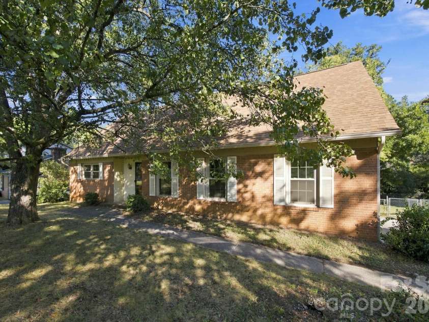 7416 Folger Drive, Charlotte, NC 28226.  MLS# CAR4424929, YatesRealty ID 51557. 