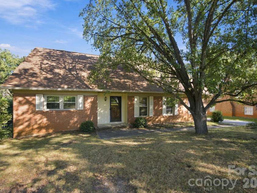 7416 Folger Drive, Charlotte, NC 28226.  MLS# CAR4424929, YatesRealty ID 51557. 