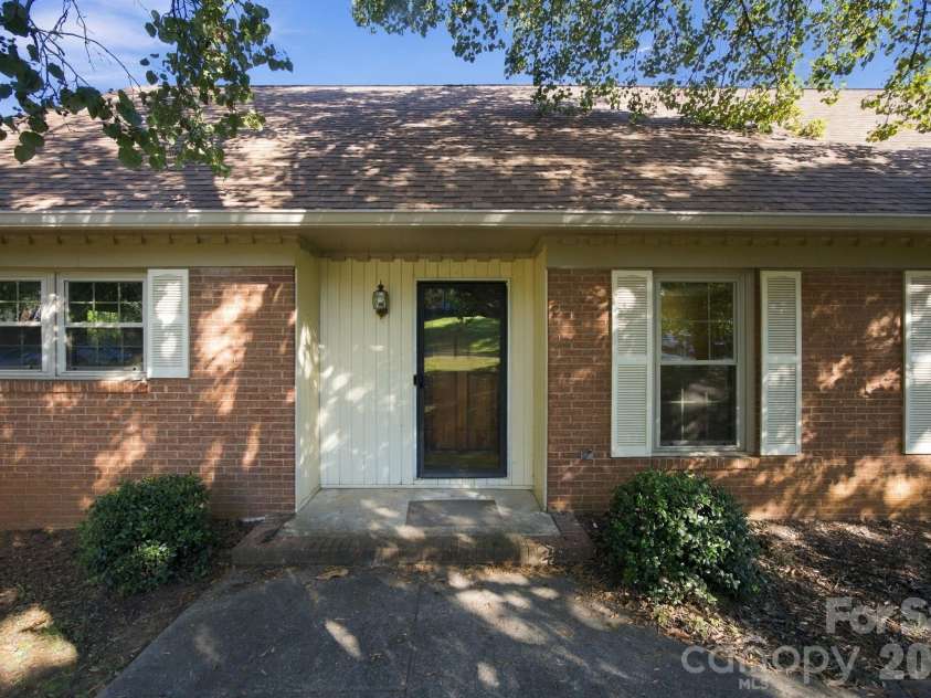 7416 Folger Drive, Charlotte, NC 28226.  MLS# CAR4424929, YatesRealty ID 51557. 