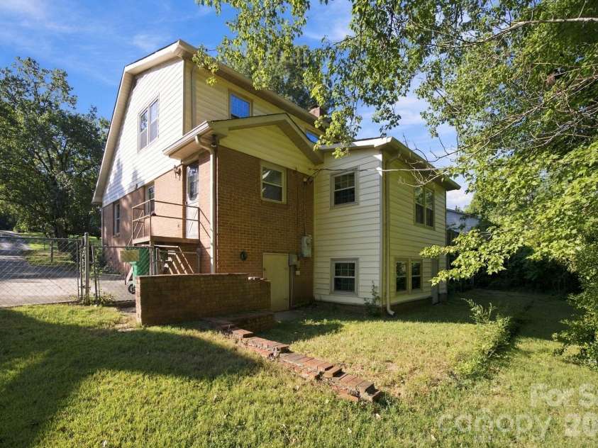 7416 Folger Drive, Charlotte, NC 28226.  MLS# CAR4424929, YatesRealty ID 51557. 