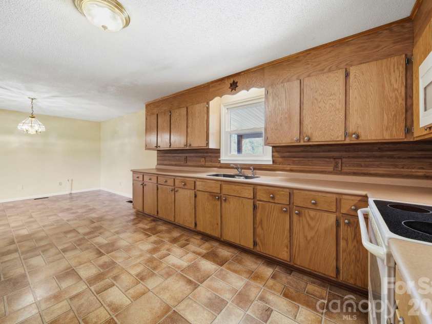 4698 Forest View Road, Blacksburg, SC 29702.  MLS# CAR4350917, YatesRealty ID 5156. 