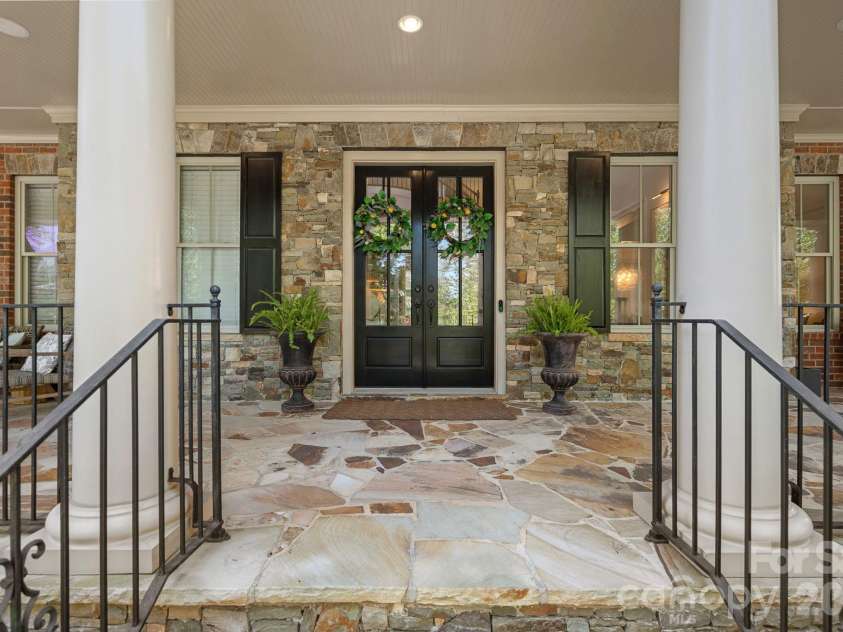 1104 Longwood Court, Matthews, NC 28104.  MLS# CAR4424764, YatesRealty ID 51561. Welcome Home