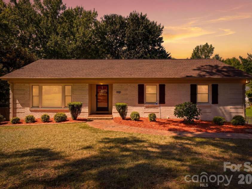912 Tally Ho Court, Charlotte, NC 28212.  MLS# CAR4424793, YatesRealty ID 51563. 
