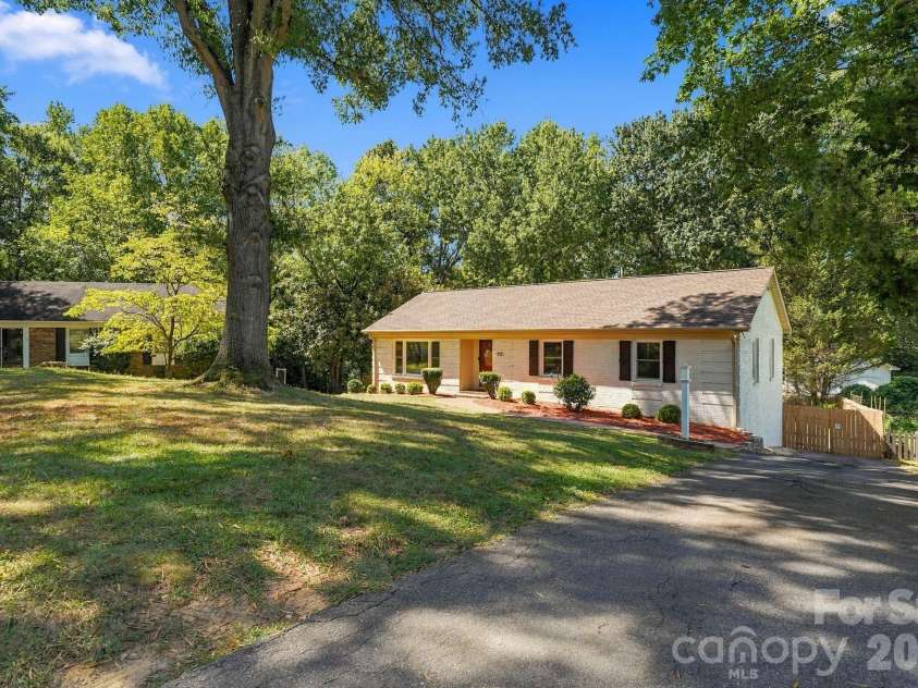 912 Tally Ho Court, Charlotte, NC 28212.  MLS# CAR4424793, YatesRealty ID 51563. 