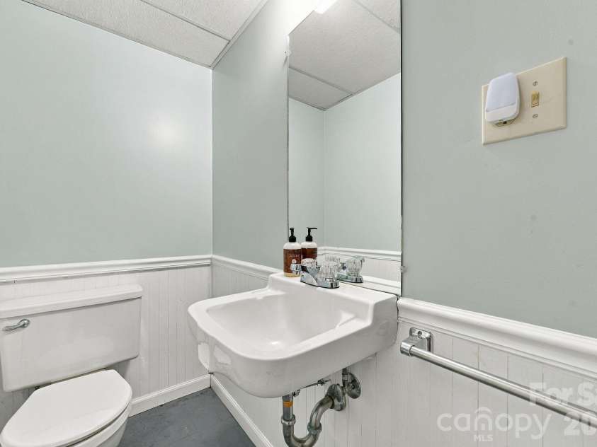 912 Tally Ho Court, Charlotte, NC 28212.  MLS# CAR4424793, YatesRealty ID 51563. 