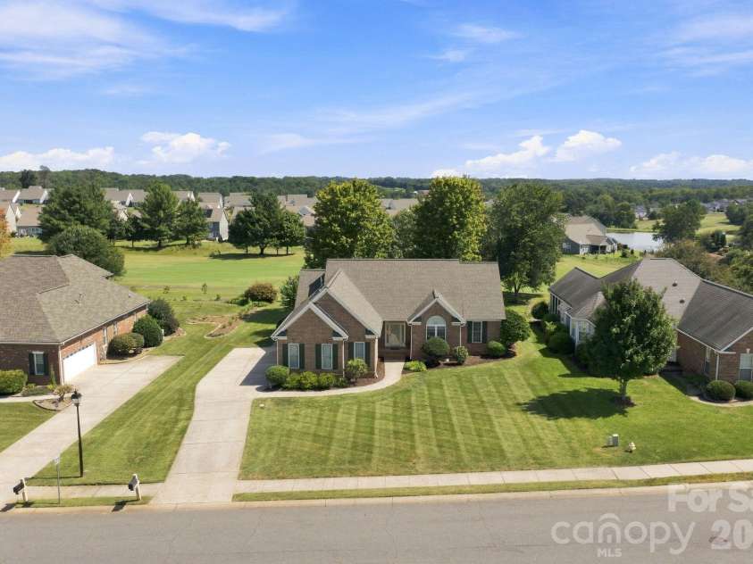 137 Fox Den Circle, Statesville, NC 28677.  MLS# CAR4424936, YatesRealty ID 51566. 