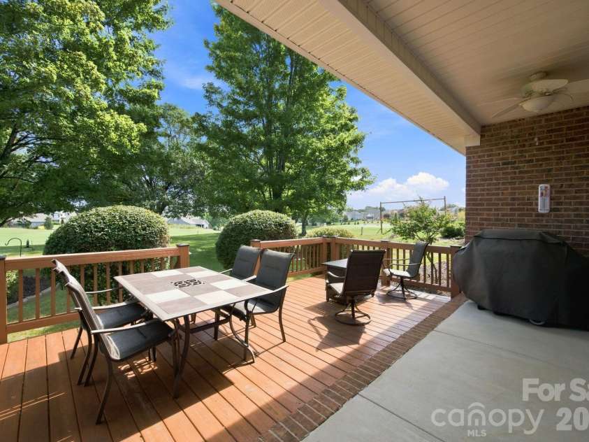 137 Fox Den Circle, Statesville, NC 28677.  MLS# CAR4424936, YatesRealty ID 51566. 