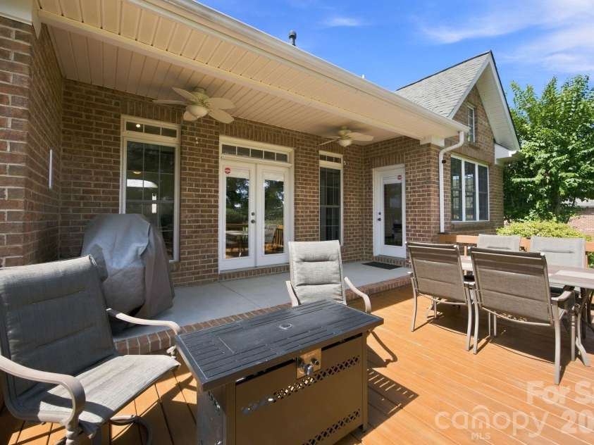 137 Fox Den Circle, Statesville, NC 28677.  MLS# CAR4424936, YatesRealty ID 51566. 