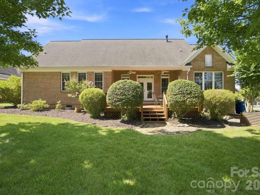 137 Fox Den Circle, Statesville, NC 28677.  MLS# CAR4424936, YatesRealty ID 51566. 