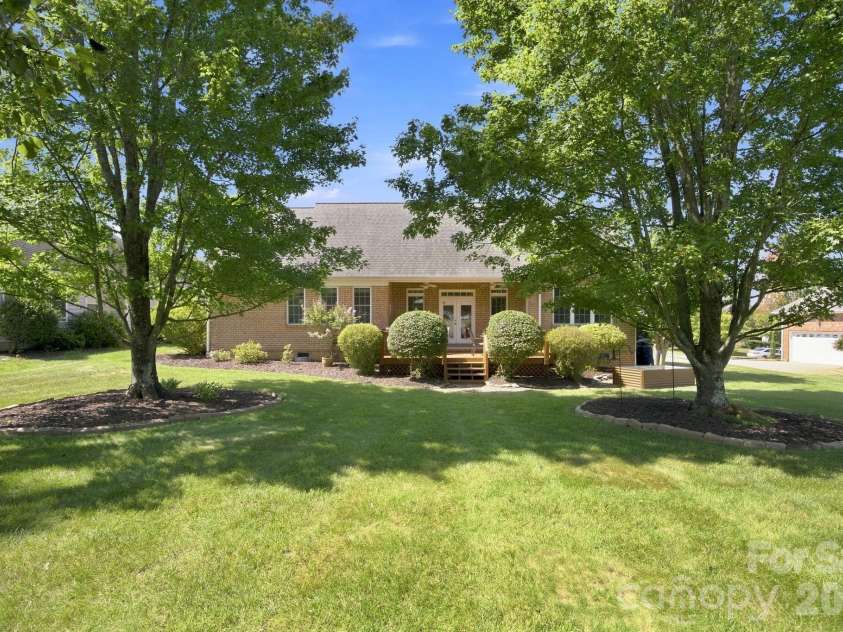 137 Fox Den Circle, Statesville, NC 28677.  MLS# CAR4424936, YatesRealty ID 51566. 